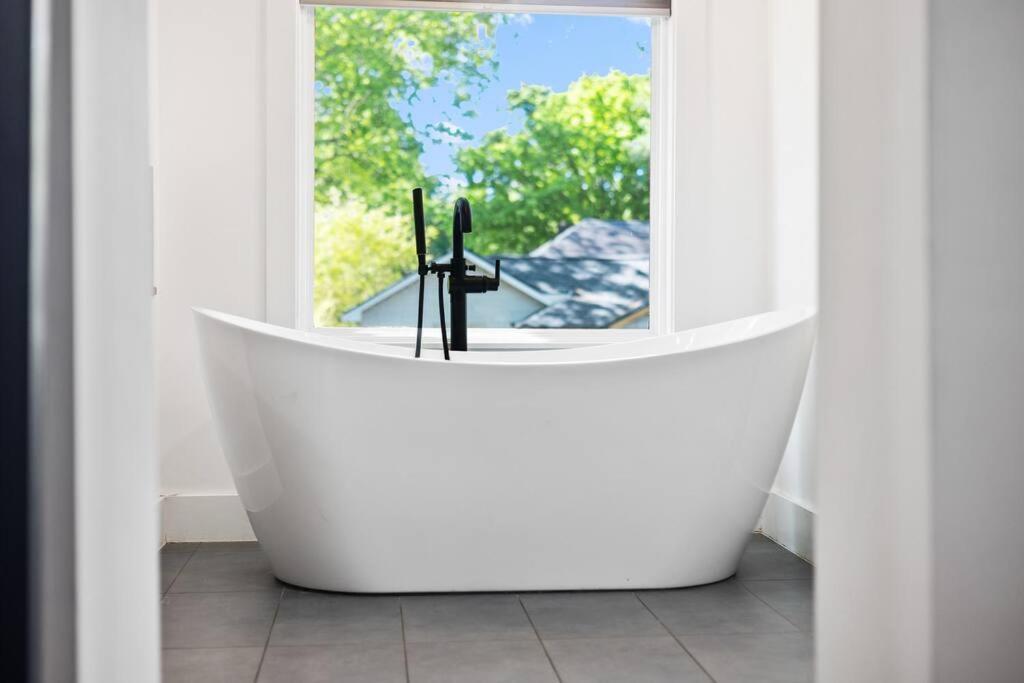 Designer Home: King Beds, Luxe Bath+Free Parking! Ατλάντα Εξωτερικό φωτογραφία